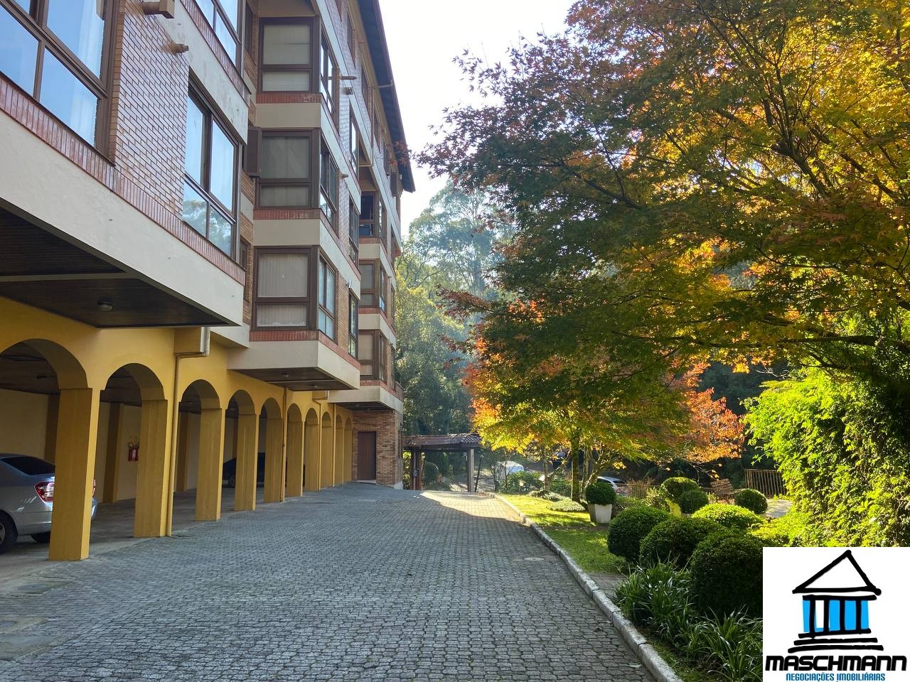 Exclusividade no Centro de Gramado! 1 Dormitório Mobiliado com Garagem ao Lado da Rua Coberta