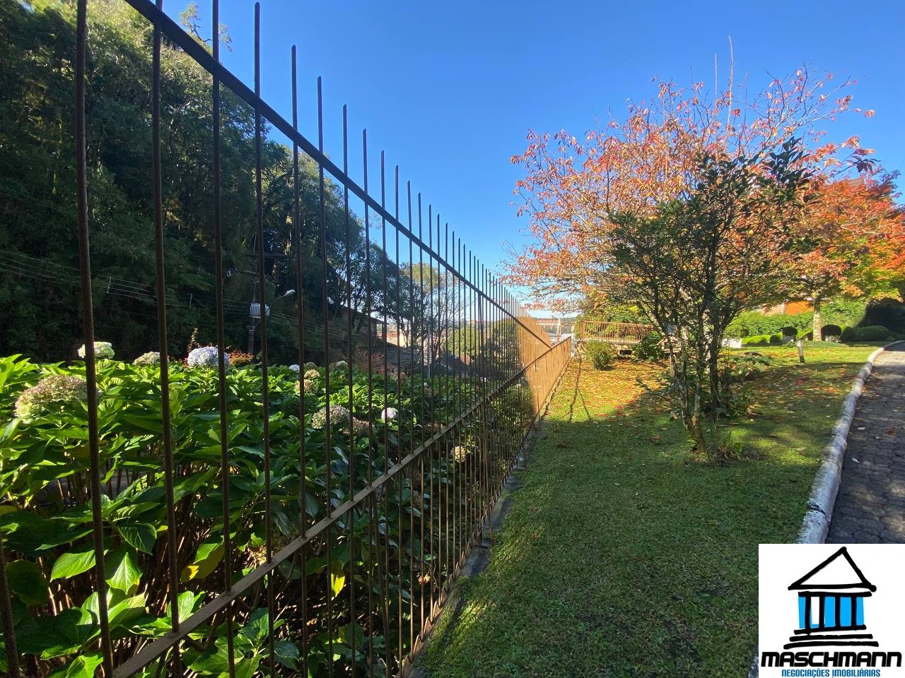 Exclusividade no Centro de Gramado! 1 Dormitório Mobiliado com Garagem ao Lado da Rua Coberta